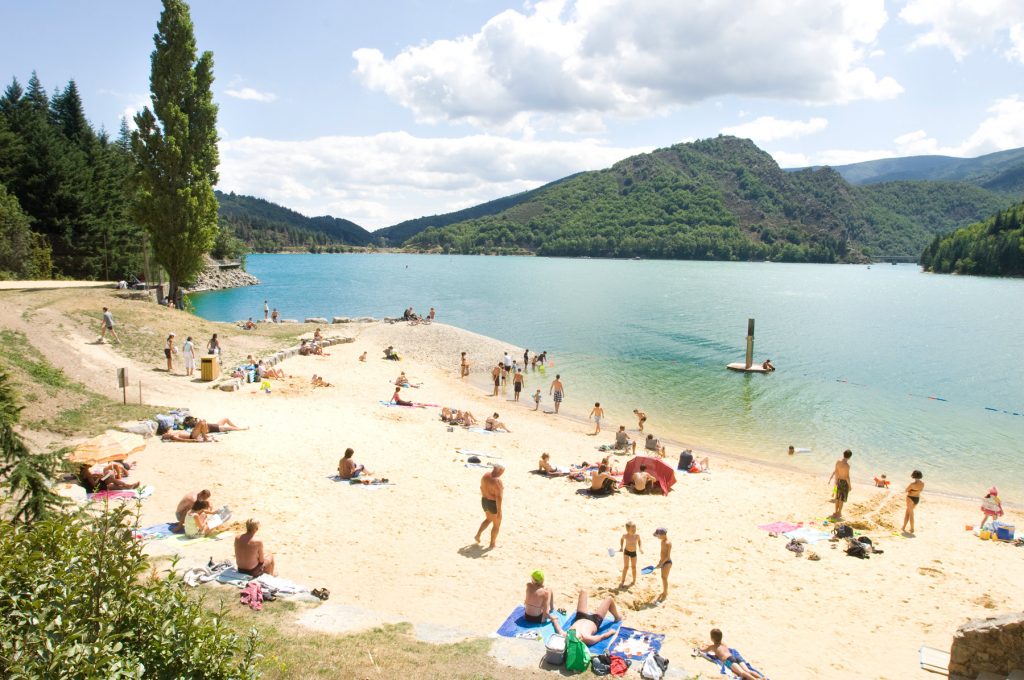 chataigniers du lac villefort plage