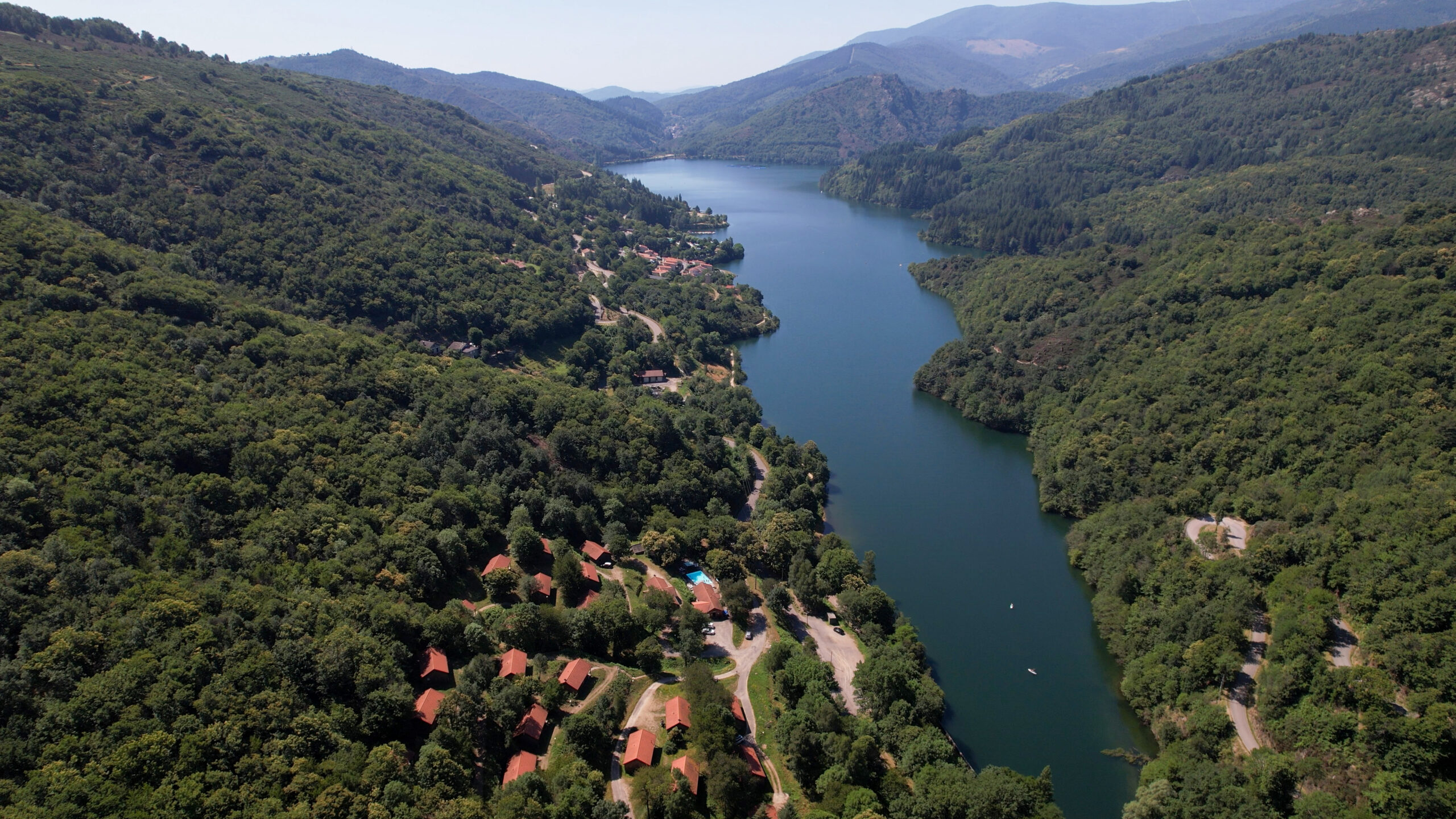 Village des châtaigniers du Lac de Villefort Cévennes Châtaigniers du lac, Villefort, Lozère, Occitanie, chalets, activités nautiques, fraicheur, forêts, Cévennes