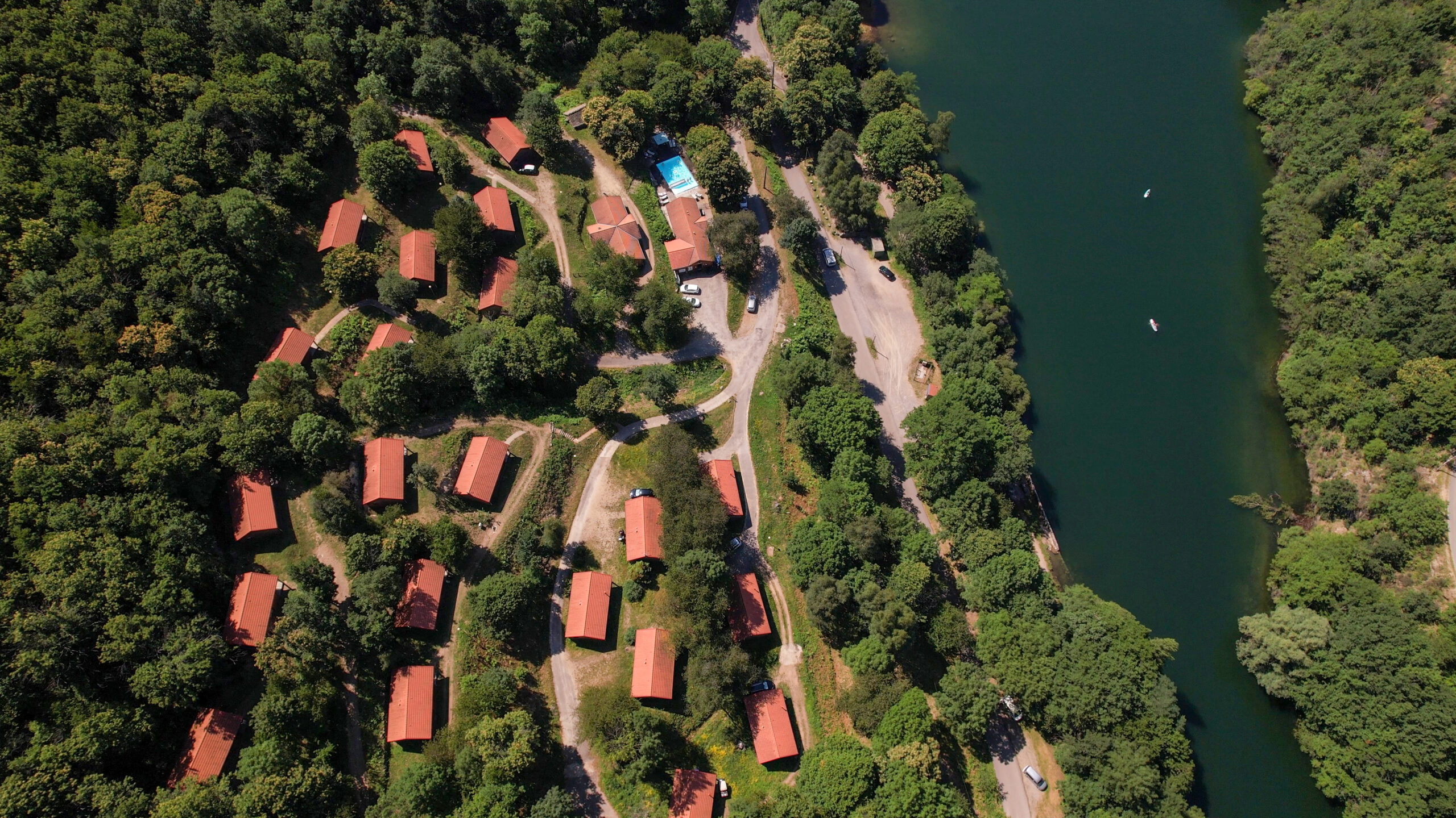 village de chalets des chataigniers du lac cevennes (40) Lozère, Villefort, Occitanie, Lac, Chalets